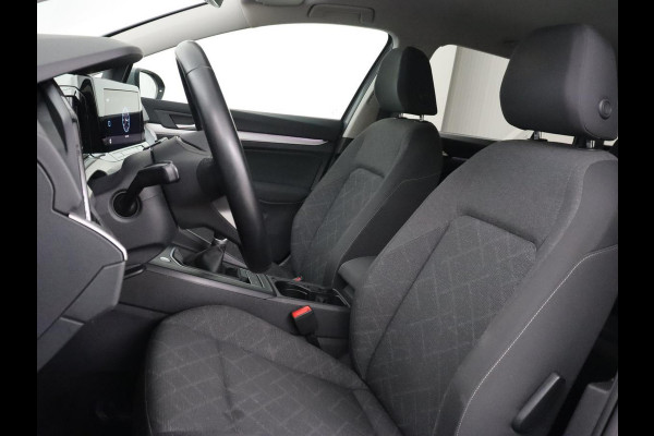 Volkswagen Golf 1.0 TSI Life | Trekhaak | Stoelverwarming | Camera | Carplay | Adaptive cruise | Stuurverwarming | Navigatie | Getint glas | Full LED | Climate control | Digital Cockpit | Sfeerverlichting