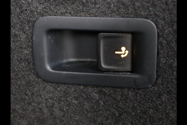 Volkswagen Golf 1.0 TSI Life | Trekhaak | Stoelverwarming | Camera | Carplay | Adaptive cruise | Stuurverwarming | Navigatie | Getint glas | Full LED | Climate control | Digital Cockpit | Sfeerverlichting