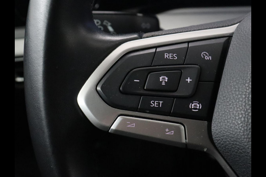 Volkswagen Golf 1.0 TSI Life | Trekhaak | Stoelverwarming | Camera | Carplay | Adaptive cruise | Stuurverwarming | Navigatie | Getint glas | Full LED | Climate control | Digital Cockpit | Sfeerverlichting