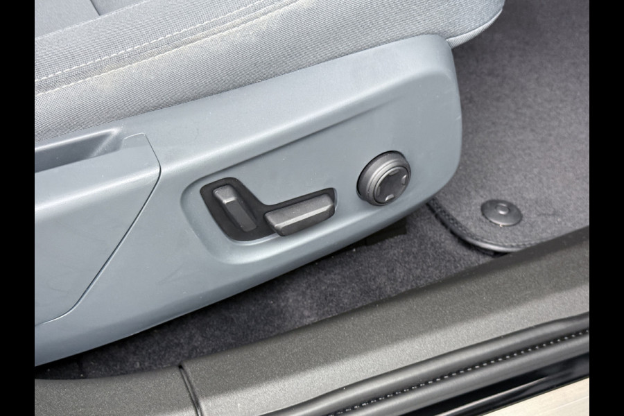 Polestar 2 AUT. 408 pk 0-100 4,7Sec AWD Long Range Dual Motor 78kWh Pano-Dak Electr.Stoelen+Geheugen+Verwarmd+Achterbank+Stuur Adaptive-Cru SOH 93% Verkeersbord detectie Regen-Lichtsensor Virtual-Cockpit Home-Link Bots waarschuwing Autonoom-Rem Lane Assist Keyless Connected 11KW AC laden tot 150kw DC Laden 4x4 1e Eigenaar Volledig Volvo_Polestar-Dealer Onderhouden Origineel Nederlandse Auto 1.500kg Trekvermogen 660Nm! € 60.000 nieuw!