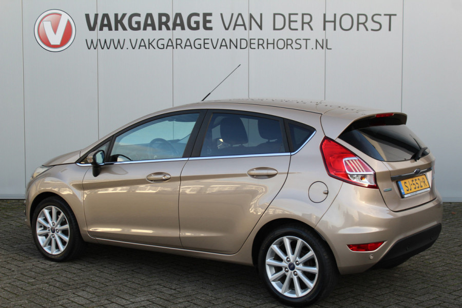 Ford Fiesta 1.0-100pk EcoBoost Titanium. Nette en erg goed onderhouden Ford Fiesta. Airco, navigatie, telefoonvoorb., LM wielen, cruise control, parkeersensoren achter etc.