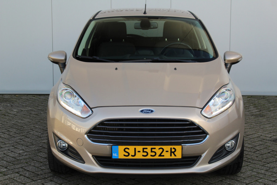 Ford Fiesta 1.0-100pk EcoBoost Titanium. Nette en erg goed onderhouden Ford Fiesta. Airco, navigatie, telefoonvoorb., LM wielen, cruise control, parkeersensoren achter etc.