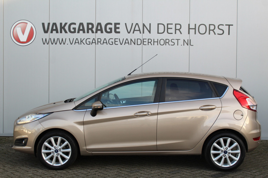 Ford Fiesta 1.0-100pk EcoBoost Titanium. Nette en erg goed onderhouden Ford Fiesta. Airco, navigatie, telefoonvoorb., LM wielen, cruise control, parkeersensoren achter etc.