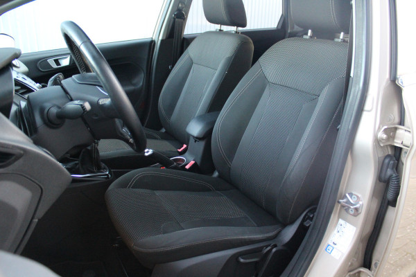Ford Fiesta 1.0-100pk EcoBoost Titanium. Nette en erg goed onderhouden Ford Fiesta. Airco, navigatie, telefoonvoorb., LM wielen, cruise control, parkeersensoren achter etc.