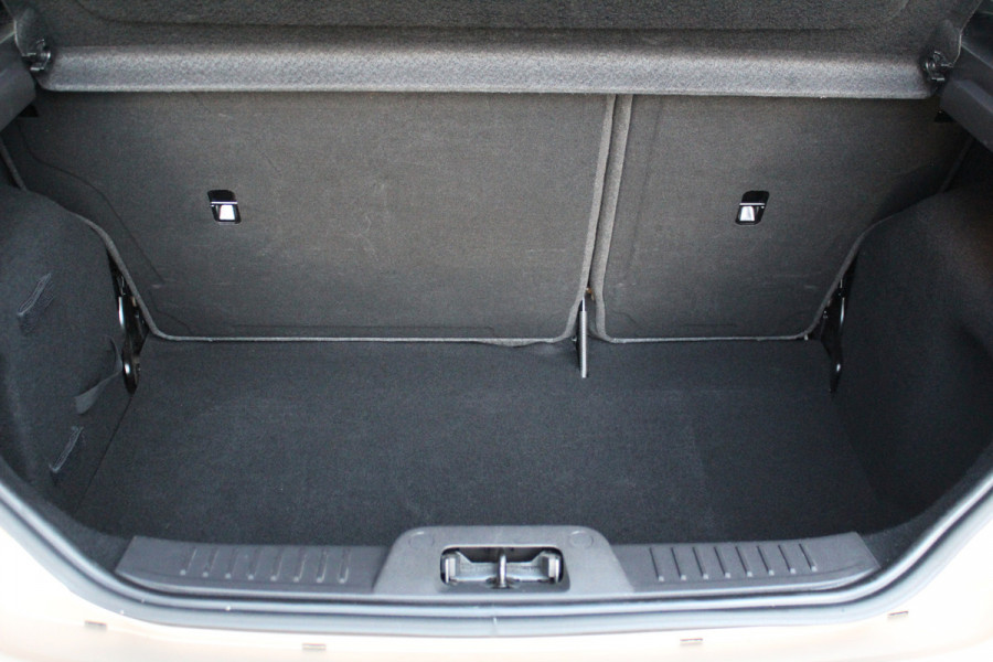 Ford Fiesta 1.0-100pk EcoBoost Titanium. Nette en erg goed onderhouden Ford Fiesta. Airco, navigatie, telefoonvoorb., LM wielen, cruise control, parkeersensoren achter etc.