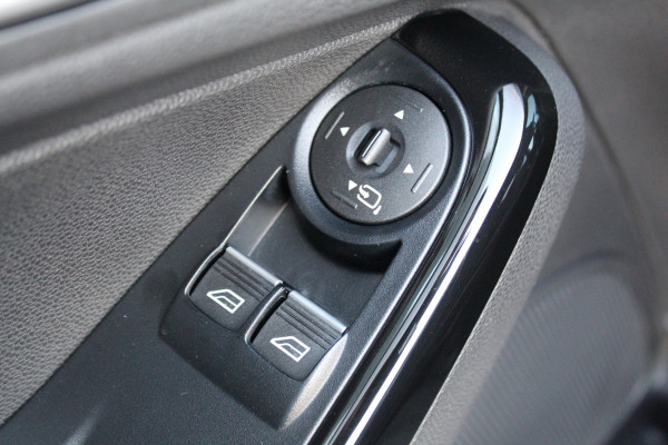 Ford Fiesta 1.0-100pk EcoBoost Titanium. Nette en erg goed onderhouden Ford Fiesta. Airco, navigatie, telefoonvoorb., LM wielen, cruise control, parkeersensoren achter etc.