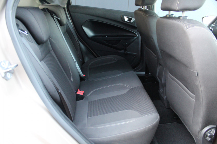 Ford Fiesta 1.0-100pk EcoBoost Titanium. Nette en erg goed onderhouden Ford Fiesta. Airco, navigatie, telefoonvoorb., LM wielen, cruise control, parkeersensoren achter etc.