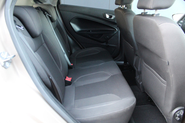 Ford Fiesta 1.0-100pk EcoBoost Titanium. Nette en erg goed onderhouden Ford Fiesta. Airco, navigatie, telefoonvoorb., LM wielen, cruise control, parkeersensoren achter etc.