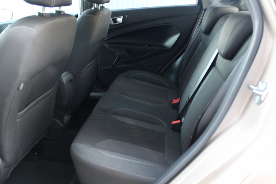 Ford Fiesta 1.0-100pk EcoBoost Titanium. Nette en erg goed onderhouden Ford Fiesta. Airco, navigatie, telefoonvoorb., LM wielen, cruise control, parkeersensoren achter etc.