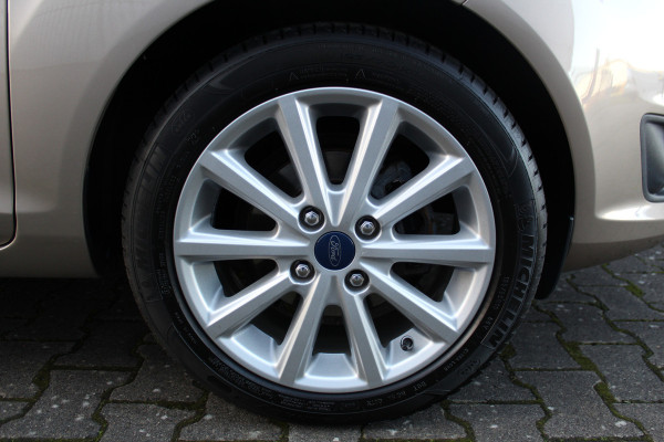 Ford Fiesta 1.0-100pk EcoBoost Titanium. Nette en erg goed onderhouden Ford Fiesta. Airco, navigatie, telefoonvoorb., LM wielen, cruise control, parkeersensoren achter etc.