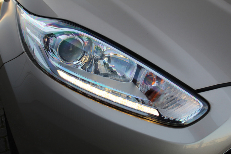 Ford Fiesta 1.0-100pk EcoBoost Titanium. Nette en erg goed onderhouden Ford Fiesta. Airco, navigatie, telefoonvoorb., LM wielen, cruise control, parkeersensoren achter etc.