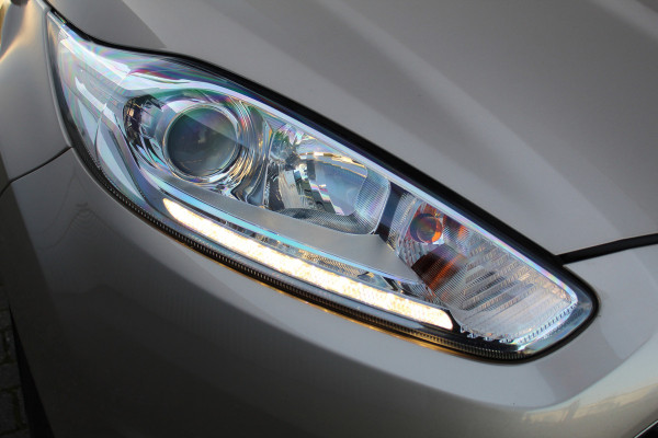 Ford Fiesta 1.0-100pk EcoBoost Titanium. Nette en erg goed onderhouden Ford Fiesta. Airco, navigatie, telefoonvoorb., LM wielen, cruise control, parkeersensoren achter etc.