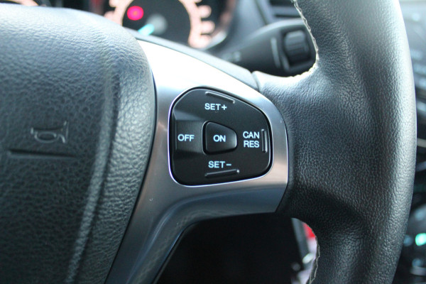 Ford Fiesta 1.0-100pk EcoBoost Titanium. Nette en erg goed onderhouden Ford Fiesta. Airco, navigatie, telefoonvoorb., LM wielen, cruise control, parkeersensoren achter etc.