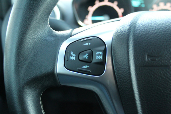 Ford Fiesta 1.0-100pk EcoBoost Titanium. Nette en erg goed onderhouden Ford Fiesta. Airco, navigatie, telefoonvoorb., LM wielen, cruise control, parkeersensoren achter etc.