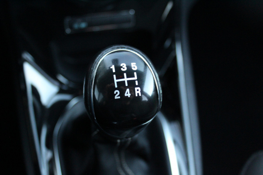 Ford Fiesta 1.0-100pk EcoBoost Titanium. Nette en erg goed onderhouden Ford Fiesta. Airco, navigatie, telefoonvoorb., LM wielen, cruise control, parkeersensoren achter etc.