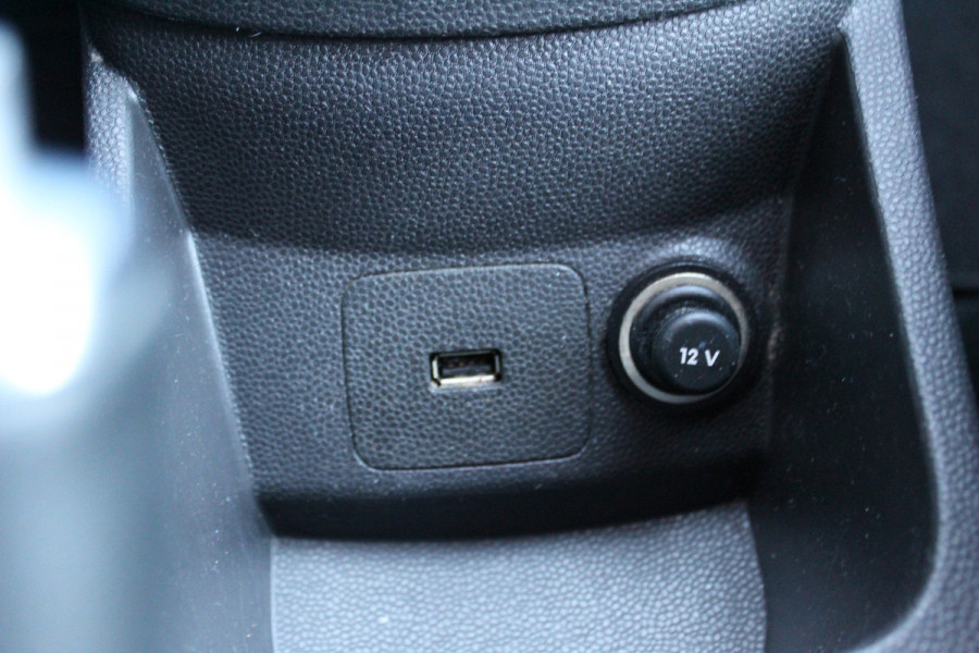 Ford Fiesta 1.0-100pk EcoBoost Titanium. Nette en erg goed onderhouden Ford Fiesta. Airco, navigatie, telefoonvoorb., LM wielen, cruise control, parkeersensoren achter etc.