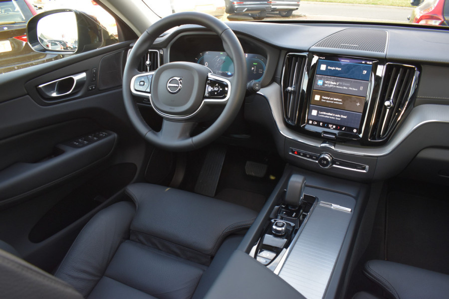 Volvo XC60 T6 AWD 350PK Plug-in Hybrid Ultra Dark | Trekhaak | Leer | H&K | ACC | Thuislader | 360 Camera | Panodak | Stuurverwarming