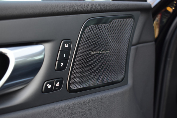 Volvo XC60 T6 AWD 350PK Plug-in Hybrid Ultra Dark | Trekhaak | Leer | H&K | ACC | Thuislader | 360 Camera | Panodak | Stuurverwarming