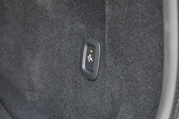 Volvo XC60 T6 AWD 350PK Plug-in Hybrid Ultra Dark | Trekhaak | Leer | H&K | ACC | Thuislader | 360 Camera | Panodak | Stuurverwarming