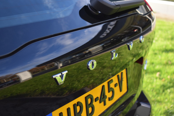 Volvo XC60 T6 AWD 350PK Plug-in Hybrid Ultra Dark | Trekhaak | Leer | H&K | ACC | Thuislader | 360 Camera | Panodak | Stuurverwarming