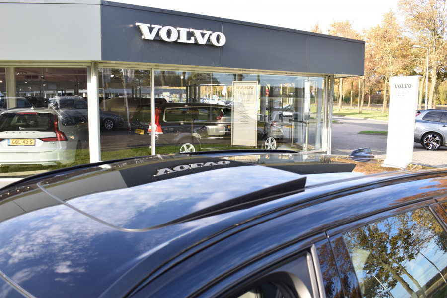 Volvo XC60 T6 AWD 350PK Plug-in Hybrid Ultra Dark | Trekhaak | Leer | H&K | ACC | Thuislader | 360 Camera | Panodak | Stuurverwarming