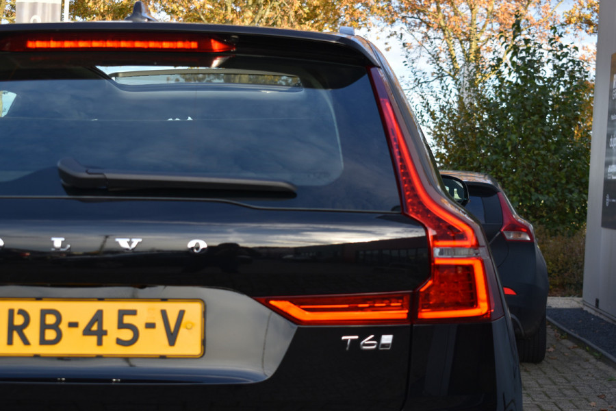 Volvo XC60 T6 AWD 350PK Plug-in Hybrid Ultra Dark | Trekhaak | Leer | H&K | ACC | Thuislader | 360 Camera | Panodak | Stuurverwarming