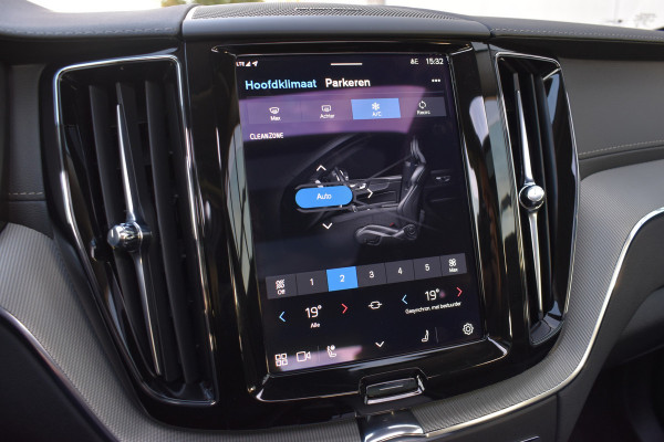 Volvo XC60 T6 AWD 350PK Plug-in Hybrid Ultra Dark | Trekhaak | Leer | H&K | ACC | Thuislader | 360 Camera | Panodak | Stuurverwarming