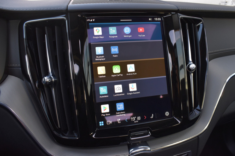 Volvo XC60 T6 AWD 350PK Plug-in Hybrid Ultra Dark | Trekhaak | Leer | H&K | ACC | Thuislader | 360 Camera | Panodak | Stuurverwarming