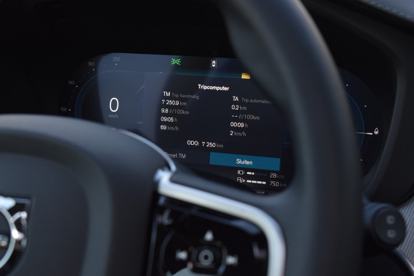 Volvo XC60 T6 AWD 350PK Plug-in Hybrid Ultra Dark | Trekhaak | Leer | H&K | ACC | Thuislader | 360 Camera | Panodak | Stuurverwarming