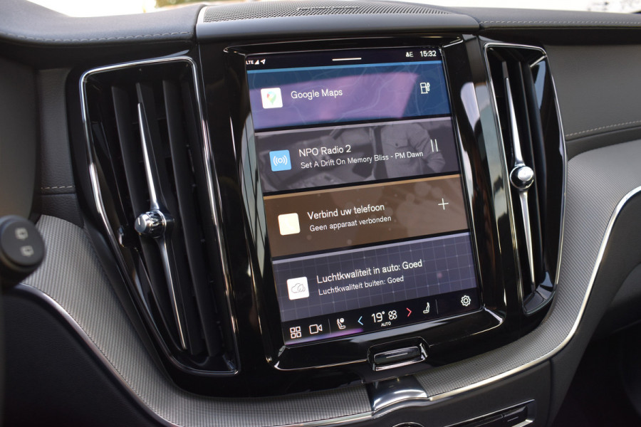 Volvo XC60 T6 AWD 350PK Plug-in Hybrid Ultra Dark | Trekhaak | Leer | H&K | ACC | Thuislader | 360 Camera | Panodak | Stuurverwarming