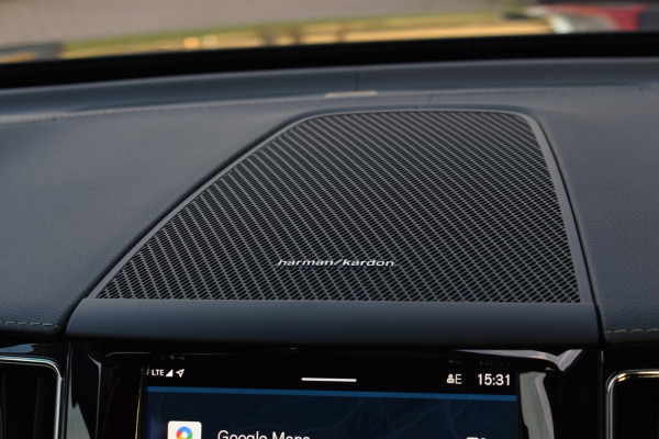 Volvo XC60 T6 AWD 350PK Plug-in Hybrid Ultra Dark | Trekhaak | Leer | H&K | ACC | Thuislader | 360 Camera | Panodak | Stuurverwarming