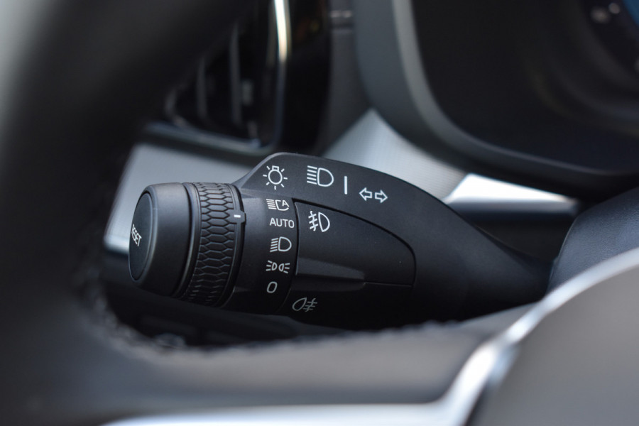 Volvo XC60 T6 AWD 350PK Plug-in Hybrid Ultra Dark | Trekhaak | Leer | H&K | ACC | Thuislader | 360 Camera | Panodak | Stuurverwarming