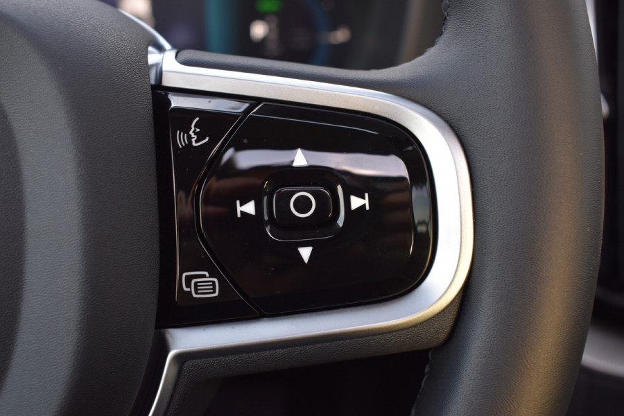 Volvo XC60 T6 AWD 350PK Plug-in Hybrid Ultra Dark | Trekhaak | Leer | H&K | ACC | Thuislader | 360 Camera | Panodak | Stuurverwarming