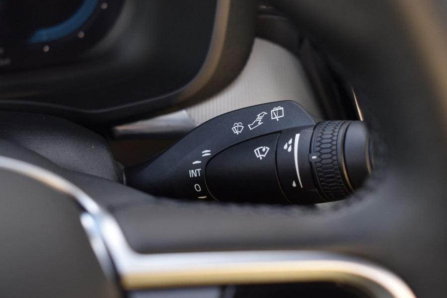 Volvo XC60 T6 AWD 350PK Plug-in Hybrid Ultra Dark | Trekhaak | Leer | H&K | ACC | Thuislader | 360 Camera | Panodak | Stuurverwarming