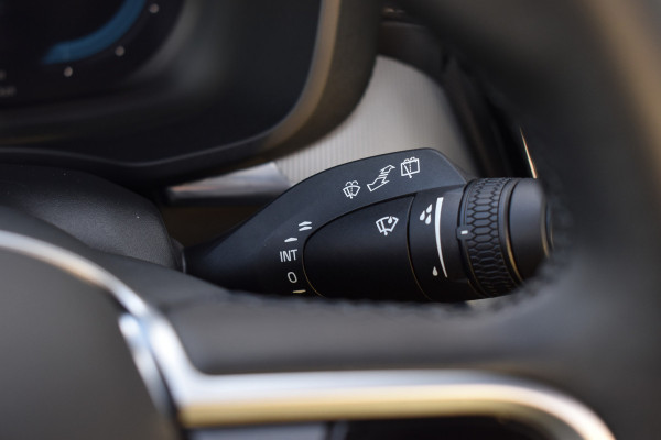 Volvo XC60 T6 AWD 350PK Plug-in Hybrid Ultra Dark | Trekhaak | Leer | H&K | ACC | Thuislader | 360 Camera | Panodak | Stuurverwarming