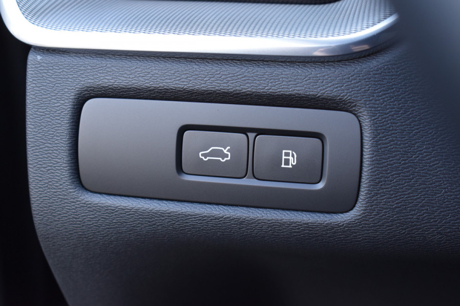 Volvo XC60 T6 AWD 350PK Plug-in Hybrid Ultra Dark | Trekhaak | Leer | H&K | ACC | Thuislader | 360 Camera | Panodak | Stuurverwarming