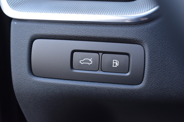 Volvo XC60 T6 AWD 350PK Plug-in Hybrid Ultra Dark | Trekhaak | Leer | H&K | ACC | Thuislader | 360 Camera | Panodak | Stuurverwarming