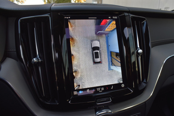 Volvo XC60 T6 AWD 350PK Plug-in Hybrid Ultra Dark | Trekhaak | Leer | H&K | ACC | Thuislader | 360 Camera | Panodak | Stuurverwarming