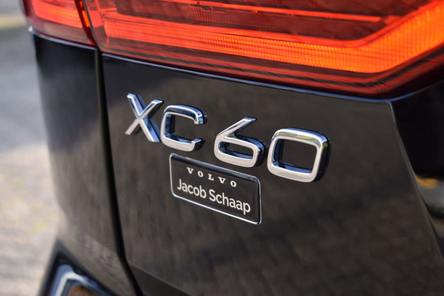 Volvo XC60 T6 AWD 350PK Plug-in Hybrid Ultra Dark | Trekhaak | Leer | H&K | ACC | Thuislader | 360 Camera | Panodak | Stuurverwarming