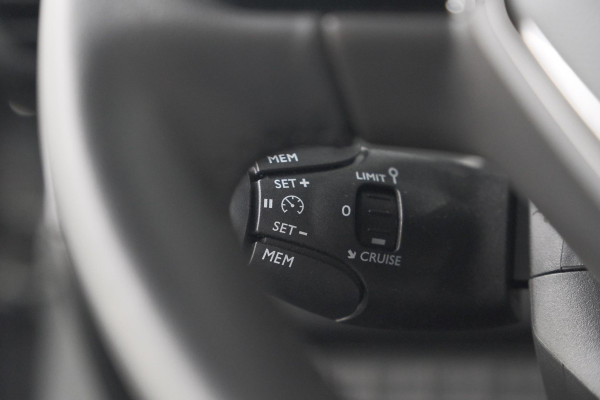 Peugeot 2008 PureTech 100 Allure | Camera | Navigatie | Parkeersensoren | Apple Carplay