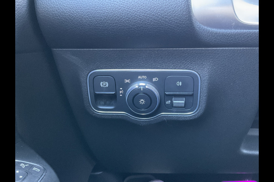 Mercedes-Benz Glb 7-Pers 200 Business Solution AMG 7p. Pano Memoryseats Trekhaak 7-Persoons