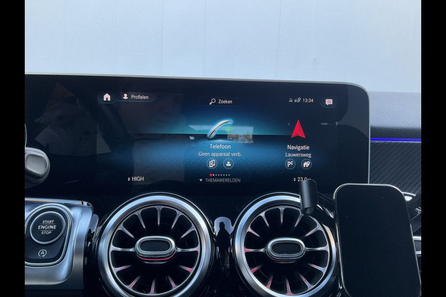 Mercedes-Benz Glb 7-Pers 200 Business Solution AMG 7p. Pano Memoryseats Trekhaak 7-Persoons