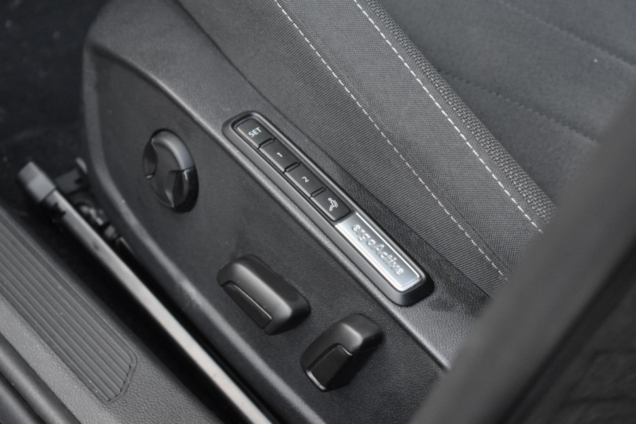 Volkswagen Golf 1.5 TSI R-Line Pano Sfeer Lane Elekstoel. Massage