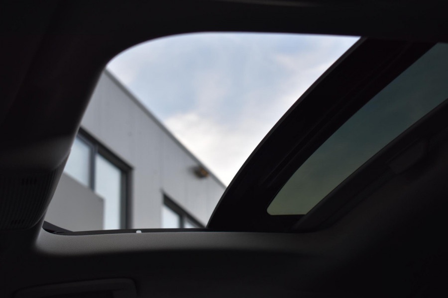 Volkswagen Golf 1.5 TSI R-Line Pano Sfeer Lane Elekstoel. Massage