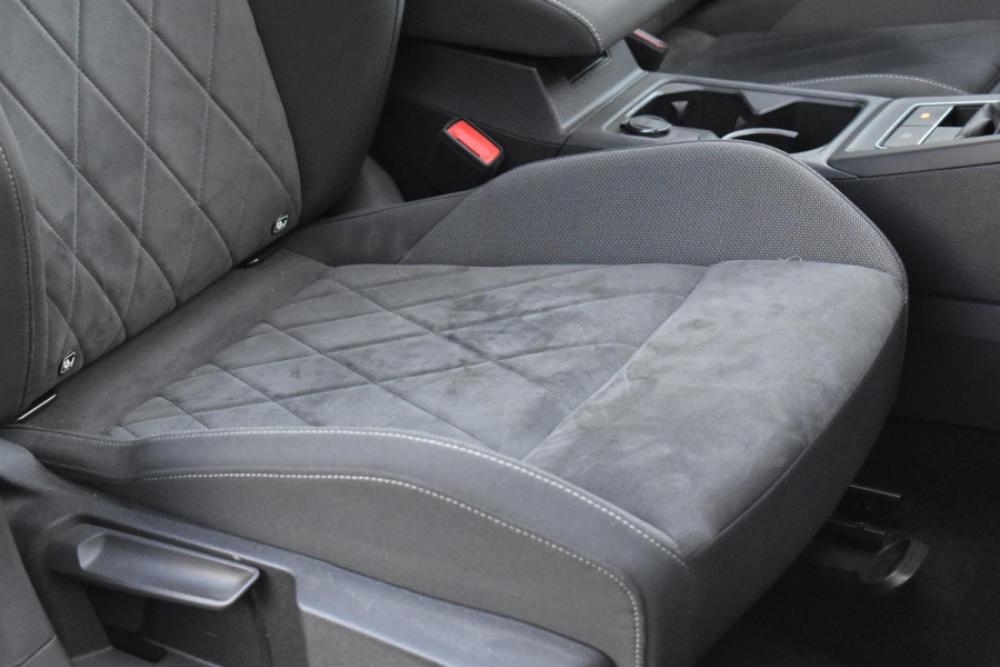 Volkswagen Golf 1.5 TSI R-Line Pano Sfeer Lane Elekstoel. Massage