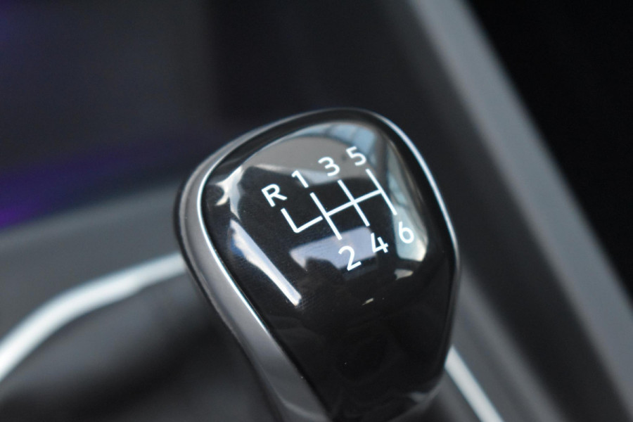 Volkswagen Golf 1.5 TSI R-Line Pano Sfeer Lane Elekstoel. Massage