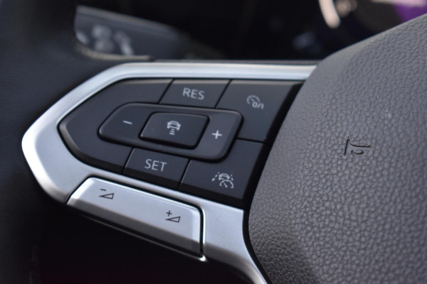 Volkswagen Golf 1.5 TSI R-Line Pano Sfeer Lane Elekstoel. Massage