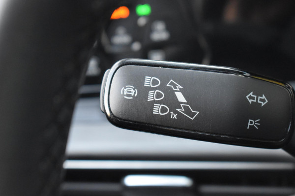 Volkswagen Golf 1.5 TSI R-Line Pano Sfeer Lane Elekstoel. Massage