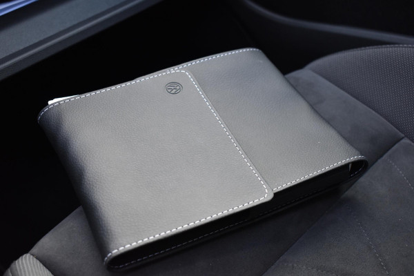 Volkswagen Golf 1.5 TSI R-Line Pano Sfeer Lane Elekstoel. Massage