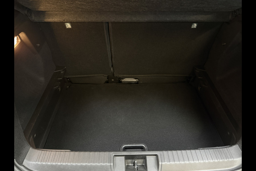 Renault Captur 1.3 TCe 160 R.S.Line | VERKOCHT! Groot Navi | Trekhaak |18 " | Camera | Stoelverwarming | PDC V+A | 100% Dealer onderhouden!